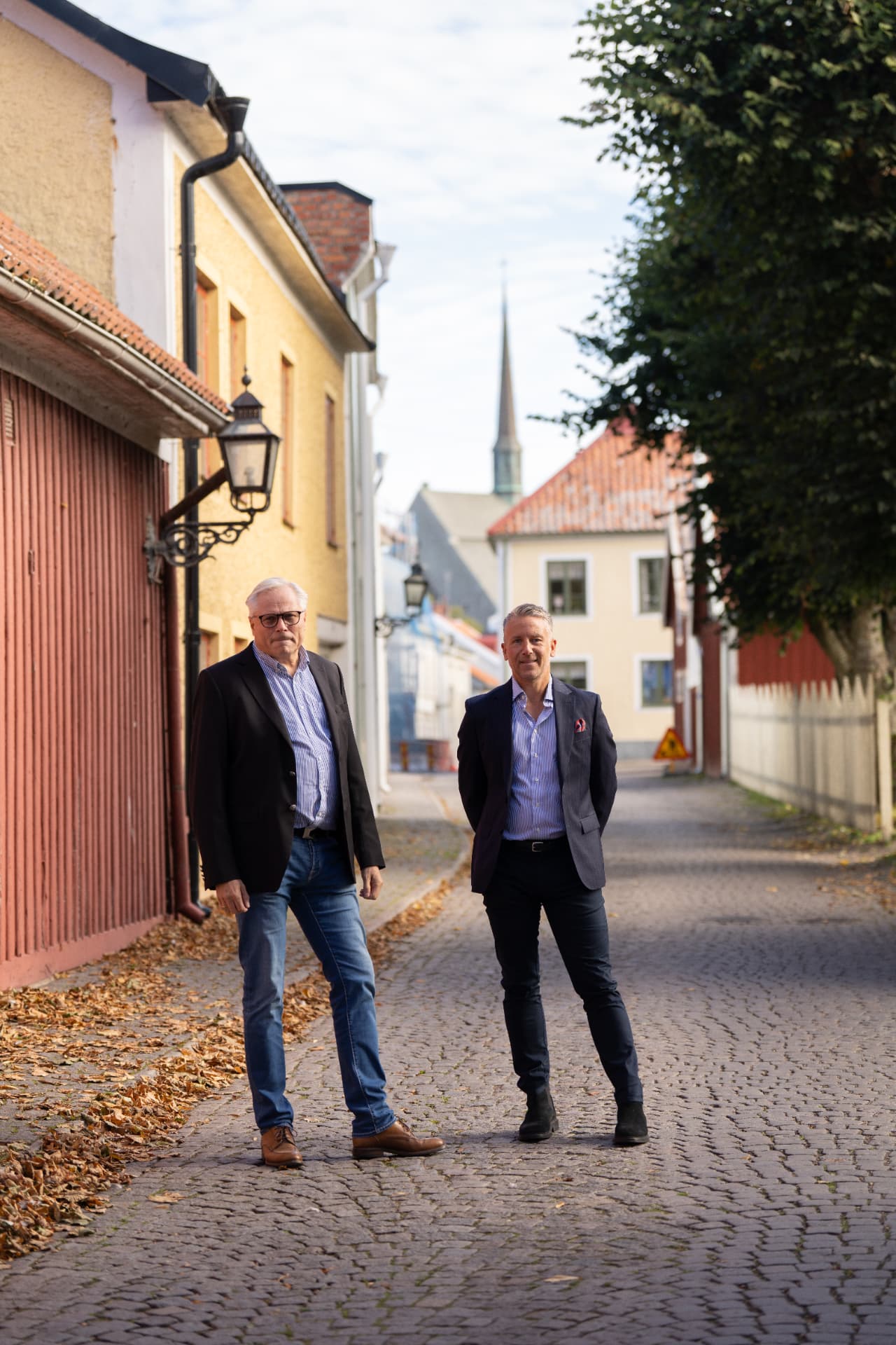 Anders Hallros och Dennis Nyholm på en gata i Vadstena
