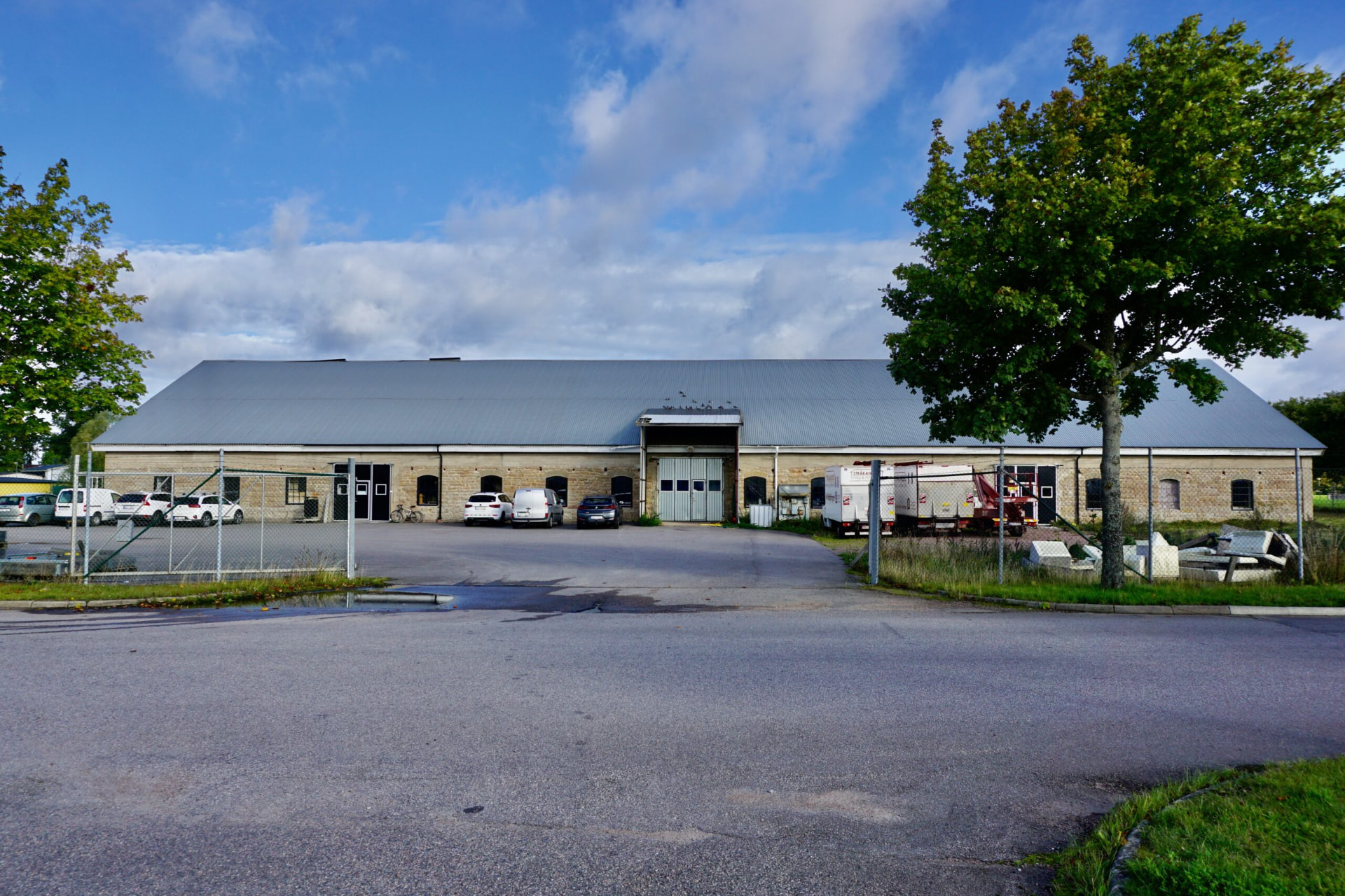 Stenladan – entrésida med parkering