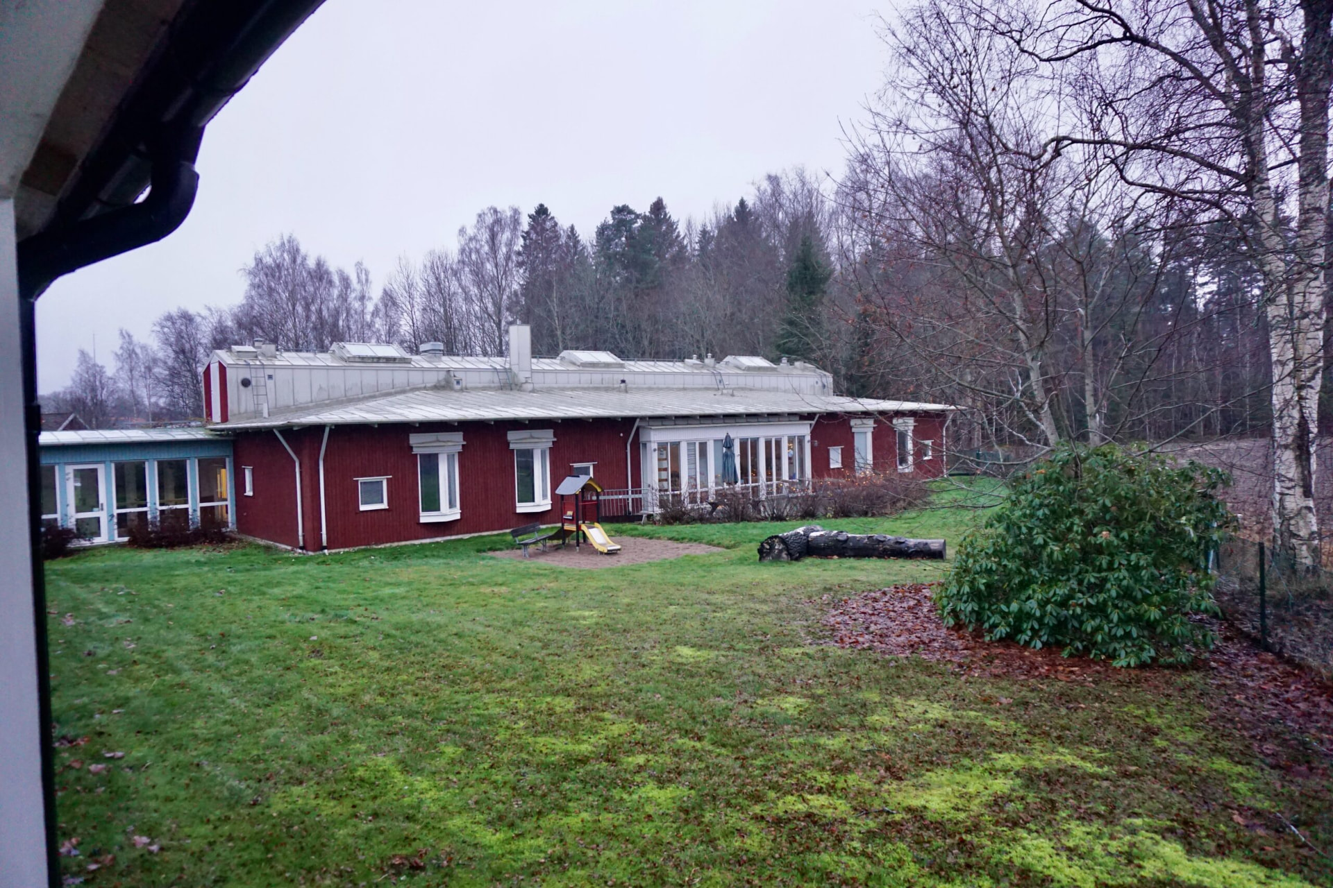 Stora Yxhult 1:26 – byggnaden med skogen i bakgrunden