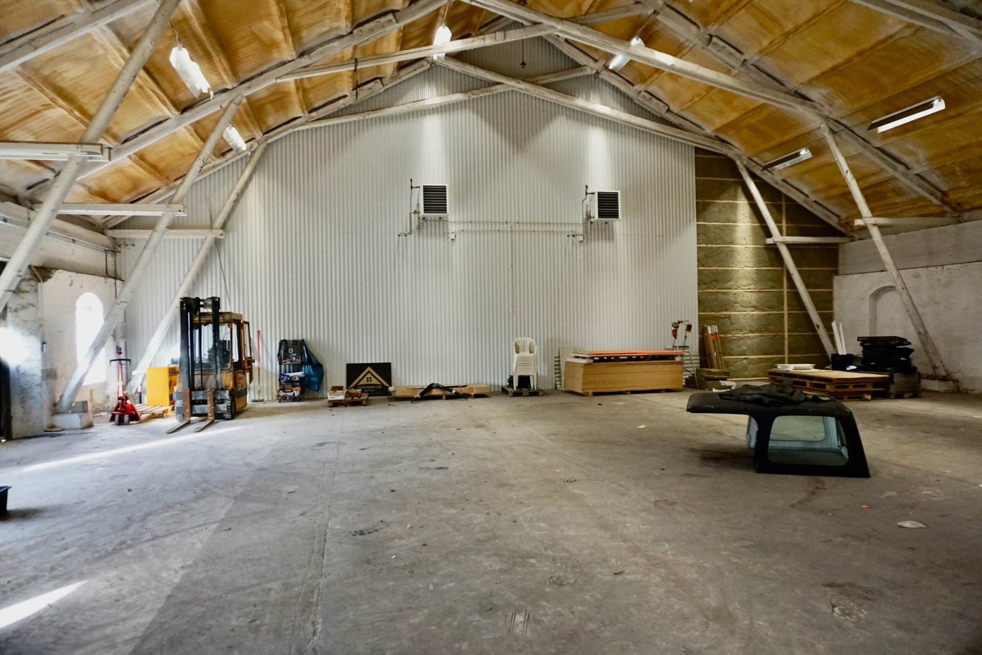 Stenladan – öppen hall med högt i tak