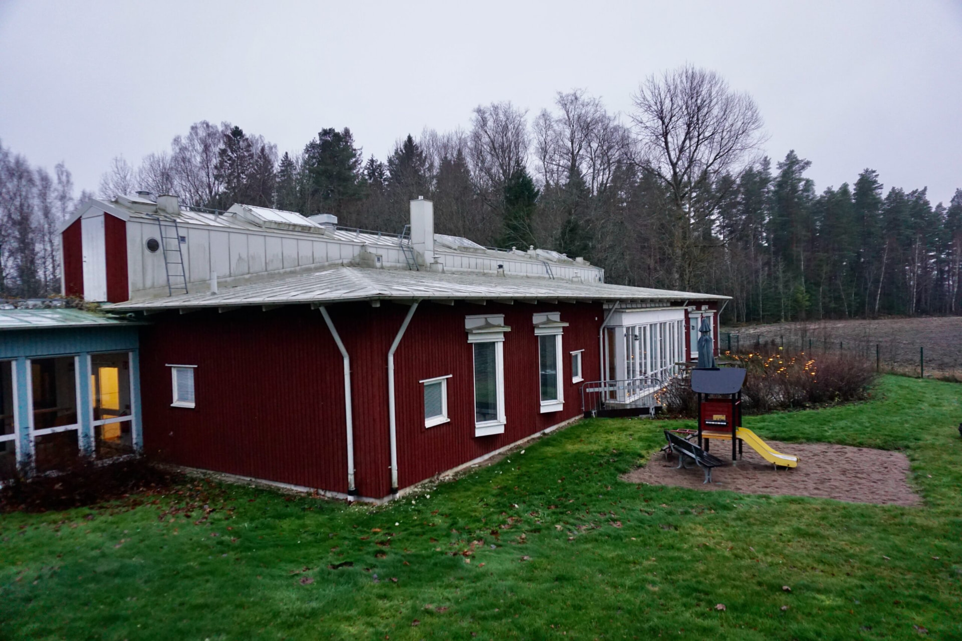 Stora Yxhult 1:26 – gårdsida med lekplats