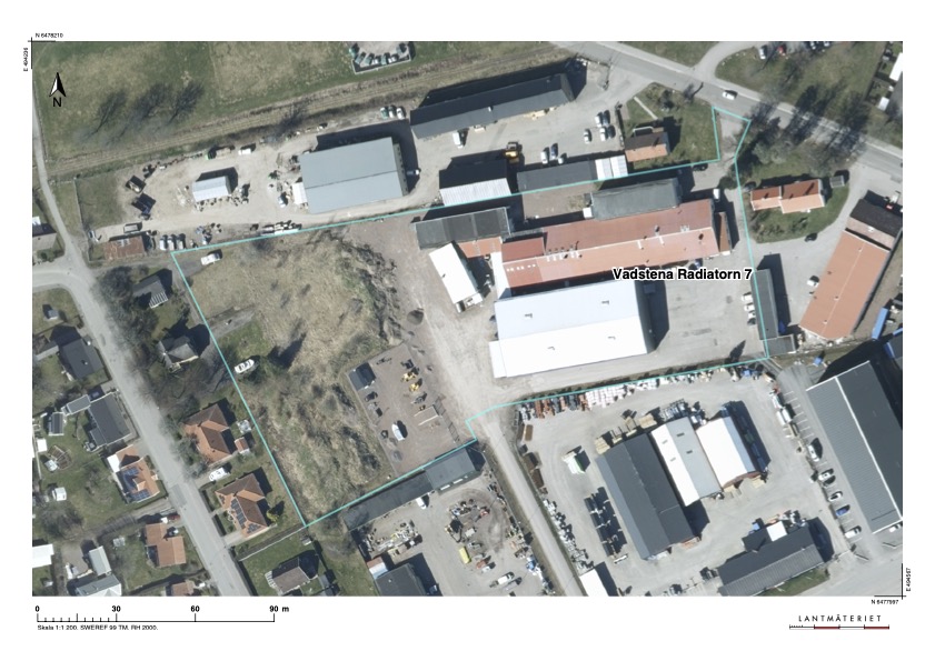 Flygbild från Lantmäteriet över fastigheten Vadstena Radiatorn 7 med fastighetsgräns utmarkerad