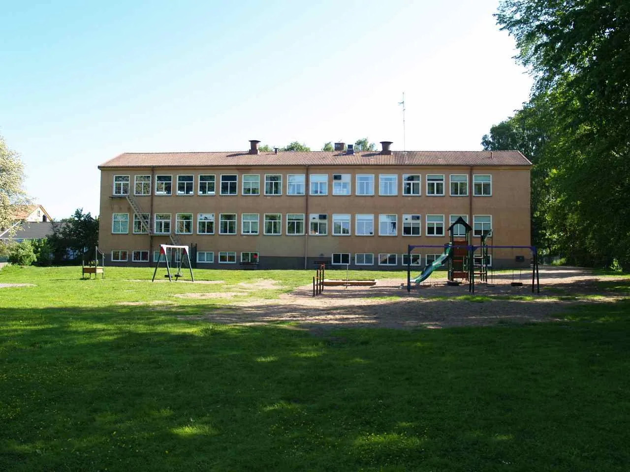 Fastighet med skolbyggnad, Folkparksgatan, Motala – bild 3
